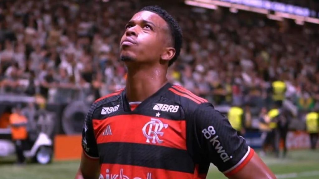 Carlinhos se emociona com 1º gol pelo Flamengo e dedica para mãe recém-falecida: “Estou vivendo um luto ainda”