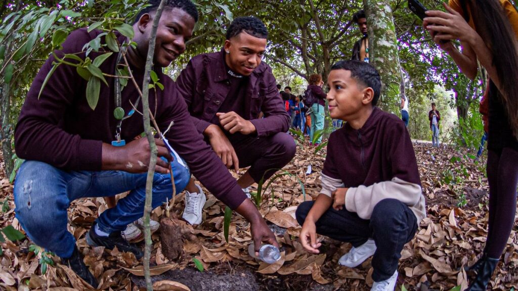 Com presença de Carlinhos, Flamengo faz plantio de 540 árvores em área de conservação ambiental