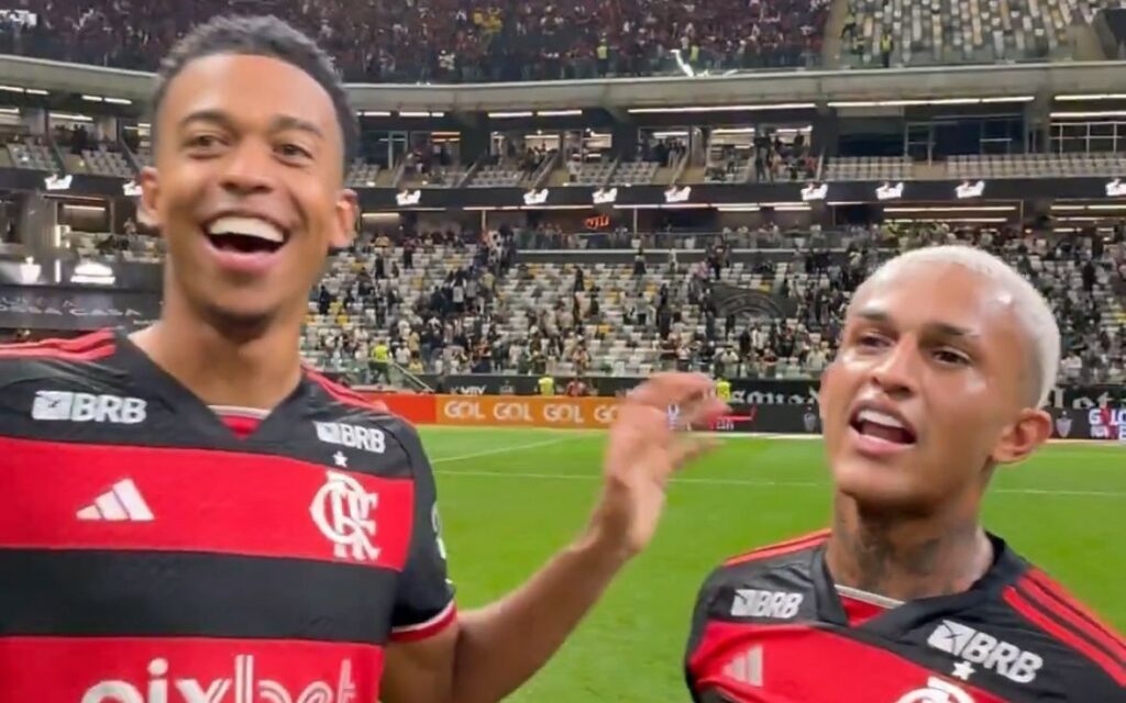 Carlinhos recebe ‘cobrança’ de Wesley após marcar 1° gol pelo Flamengo: “Quero pix”