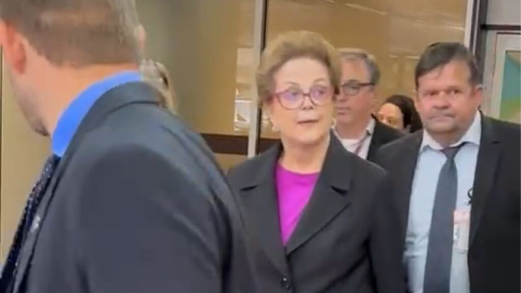 Dilma Rousseff antes de embarque do Flamengo