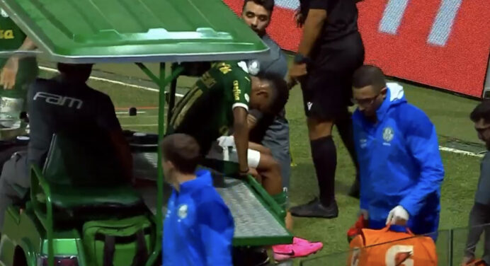 Atacante titular do Palmeiras sai chorando e vira dúvida para jogo contra o Flamengo, pela Copa do Brasil