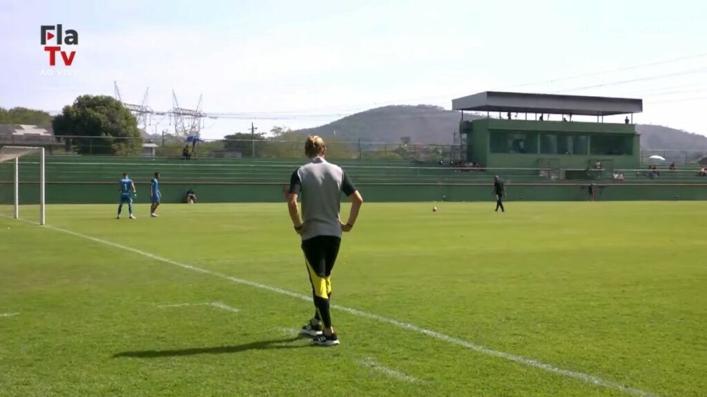 Flamengo tem 2 jogadores expulsos e perde para o Vasco no Carioca Sub-20; Filipe Luís poupa titulares