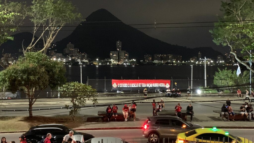 Conselheiros são proibidos de entrarem com celular em votação sobre terreno do estádio do Flamengo