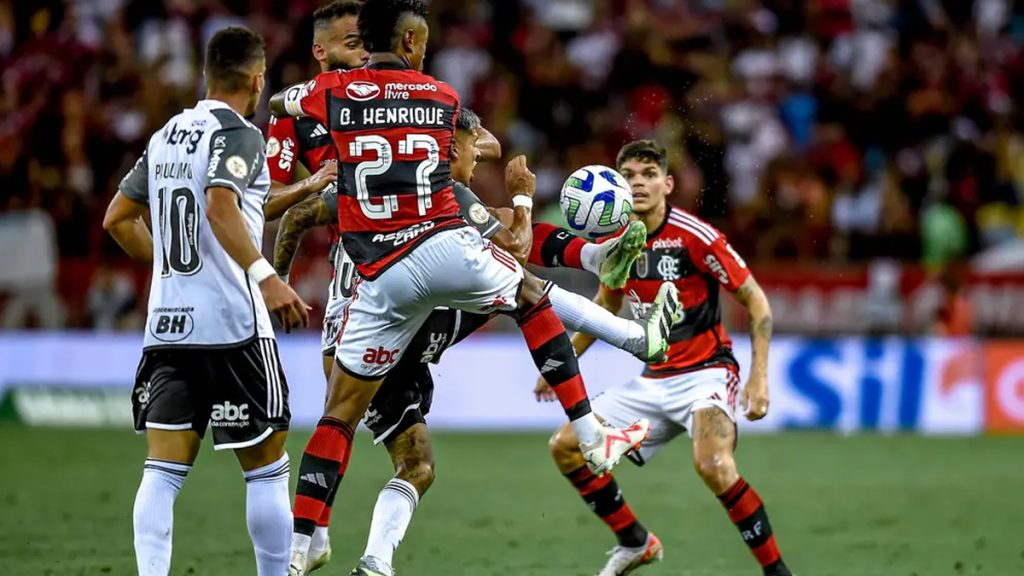 Torcedores do Atlético-MG planejam cantar músicas preconceituosas contra o Flamengo