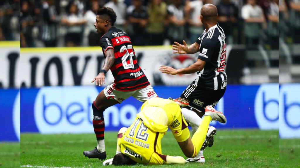 Motivação, provocação e amasso: bastidores de jogo do Flamengo reforçam rivalidade com o Atlético-MG