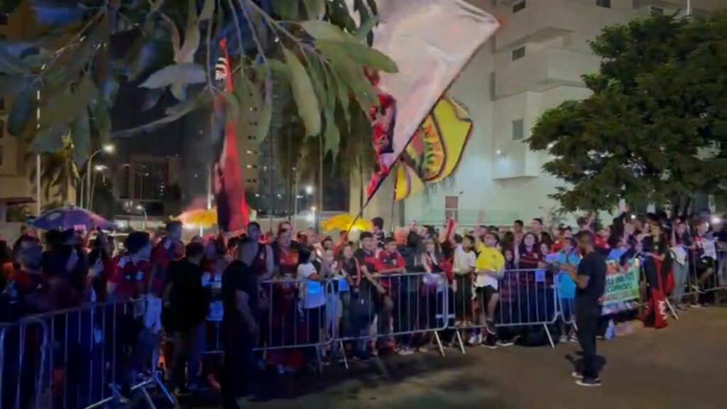 Com enorme festa da torcida, Flamengo desembarca em Brasília para jogo do Brasileirão