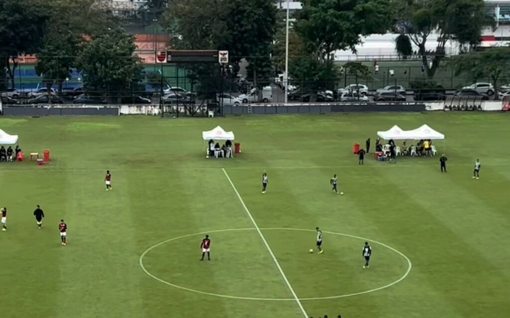 Auxiliar de Tite aproveita folga e acompanha vitória do Flamengo sobre o Botafogo, na Gávea