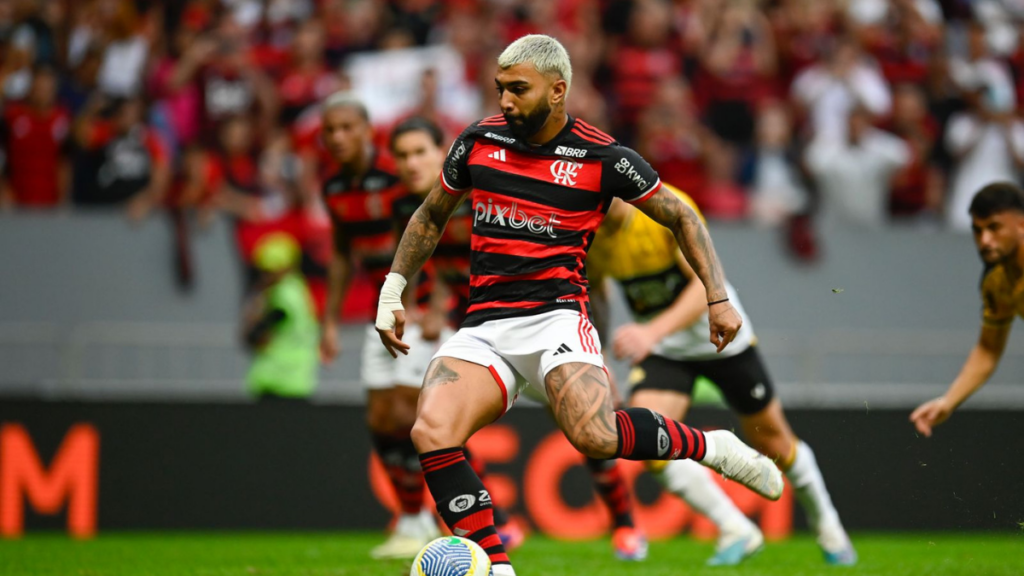 Carlinhos sai na frente, e Gabigol vira 3ª opção no Flamengo de Tite com ausência de Pedro