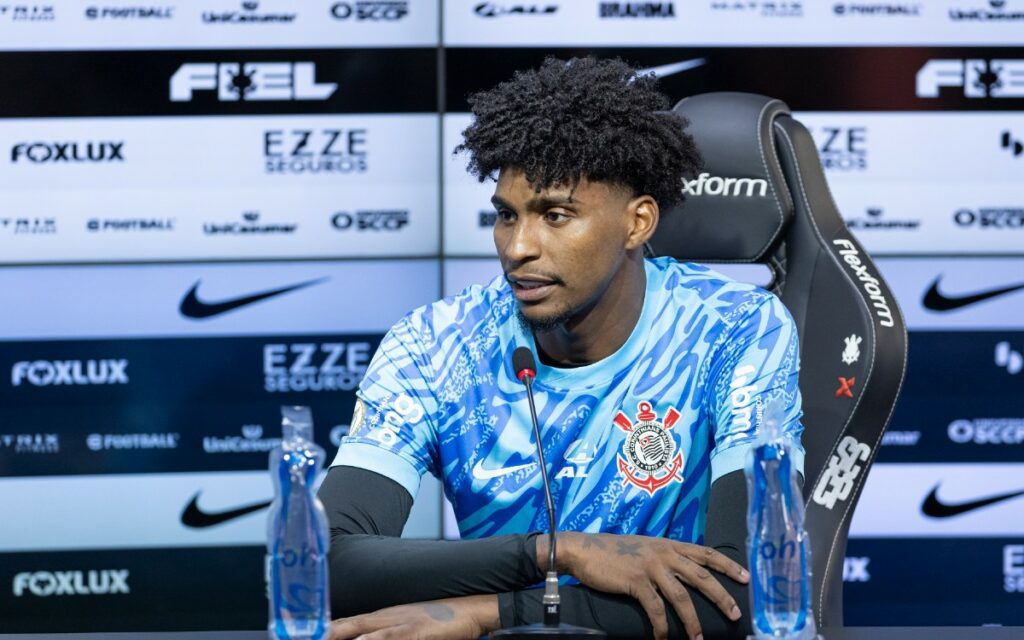 Hugo Souza durante coletiva.