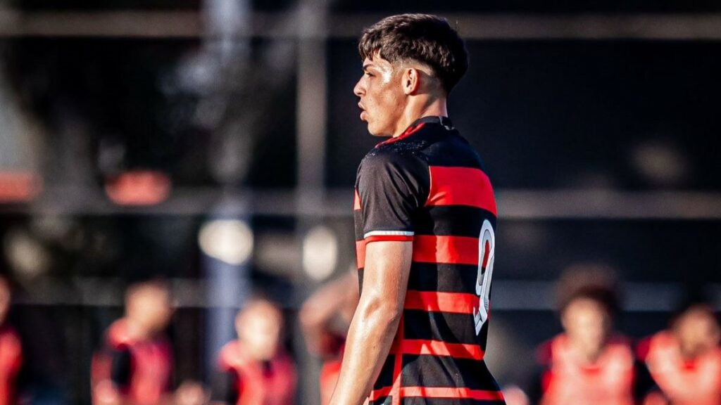 Joia do sub-17 do Flamengo cita título conquistado com Filipe Luís ao celebrar vitória no Brasileirão