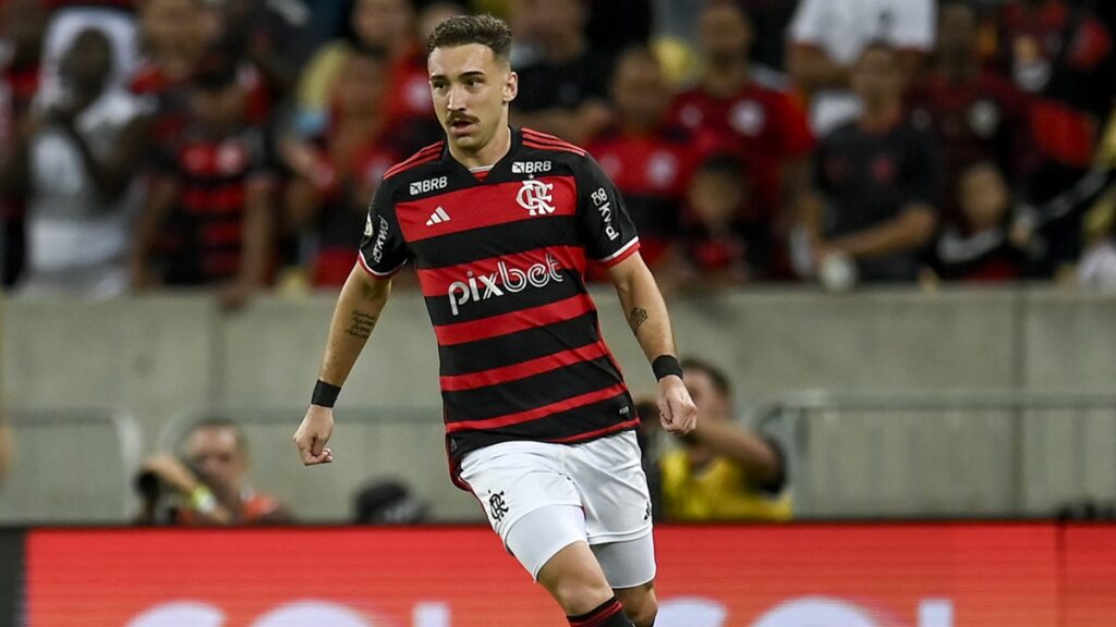 Léo Ortiz lidera números ofensivos e defensivos atuando de volante no Flamengo