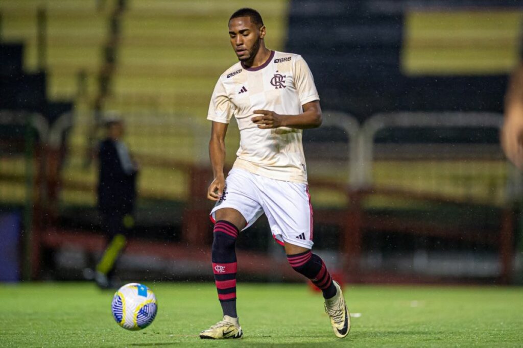 Com Lorran e Shola, Flamengo de Filipe Luís está escalado para enfrentar o São Paulo, pelo Brasileirão Sub-20