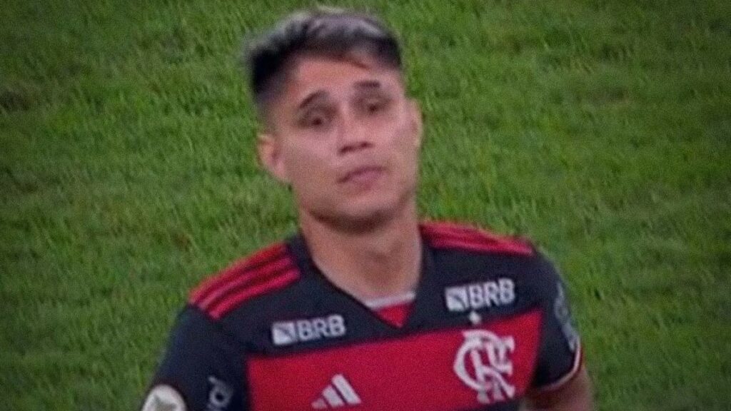 Luiz Araújo se manifesta contra arbitragem após erro que o tirou de jogo contra o São Paulo