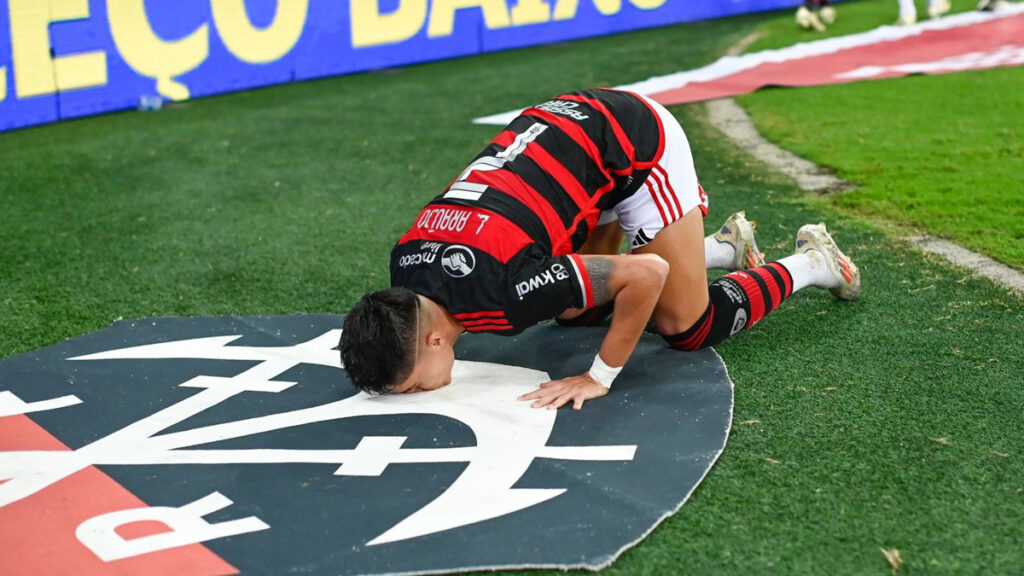 “Tem que ser titular”: Luiz Araújo faz gol e dá assistência após sair do banco e leva torcedores à loucura