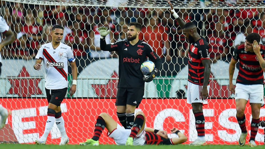 Vibração, segurança no gol e mais: veja atuação de Matheus Cunha em jogo do Flamengo contra o Atlético-GO