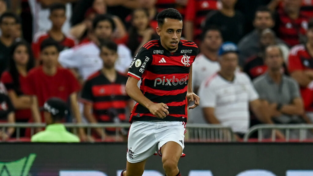 Matheus Gonçalves durante partida pelo Flamengo