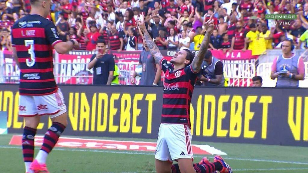 “Melhor do Brasil”: Pedro marca gol, sobe na artilharia do Brasileirão e leva torcedores do Flamengo à loucura