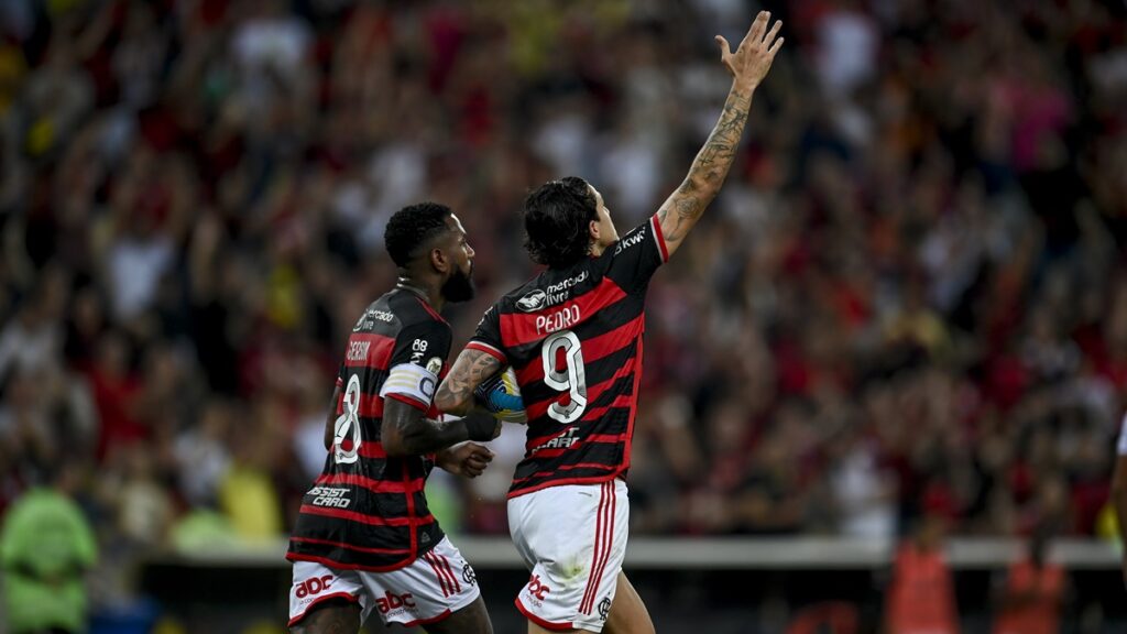 Pedro e Gerson em ação pelo Flamengo