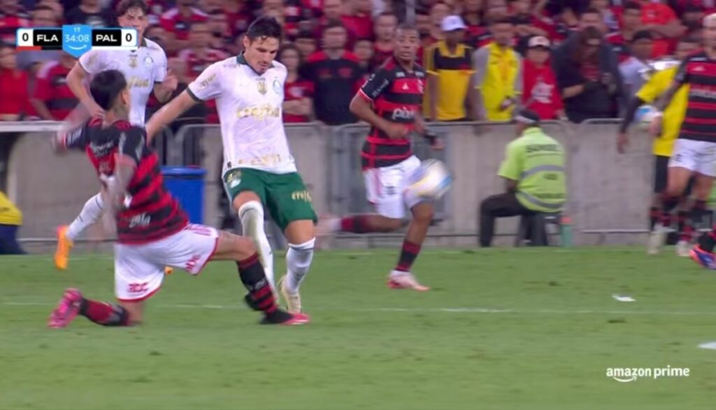 Jogador do Palmeiras entra de sola em Pulgar, só recebe amarelo e revolta torcedores do Flamengo