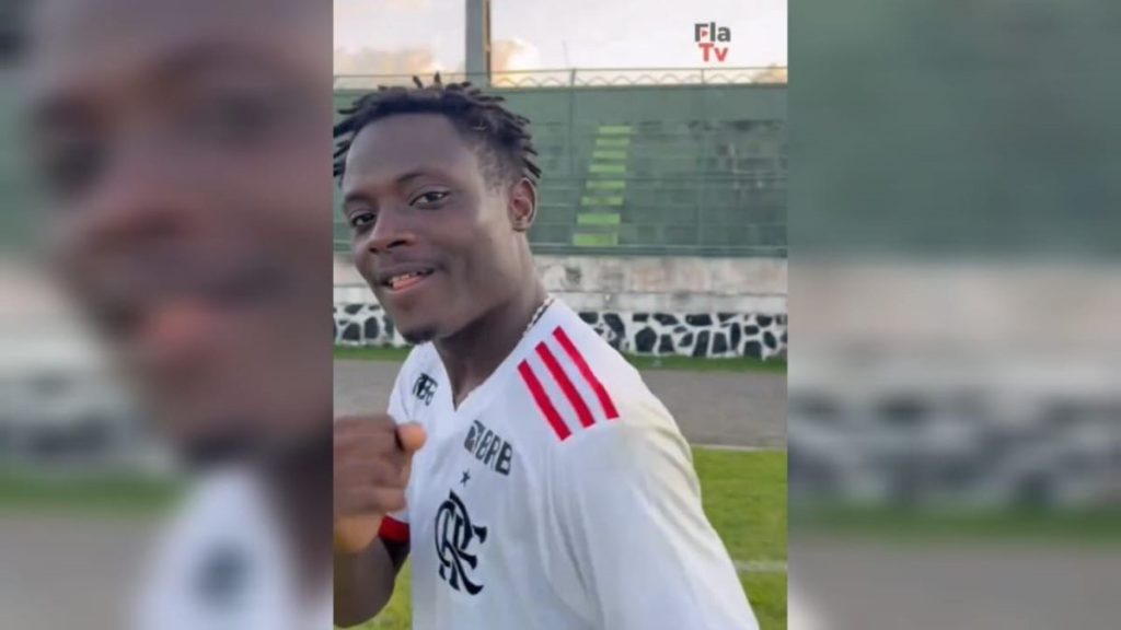 Shola vibra com 2 gols e arrisca palavras em português: “Vamos, Flamengo”