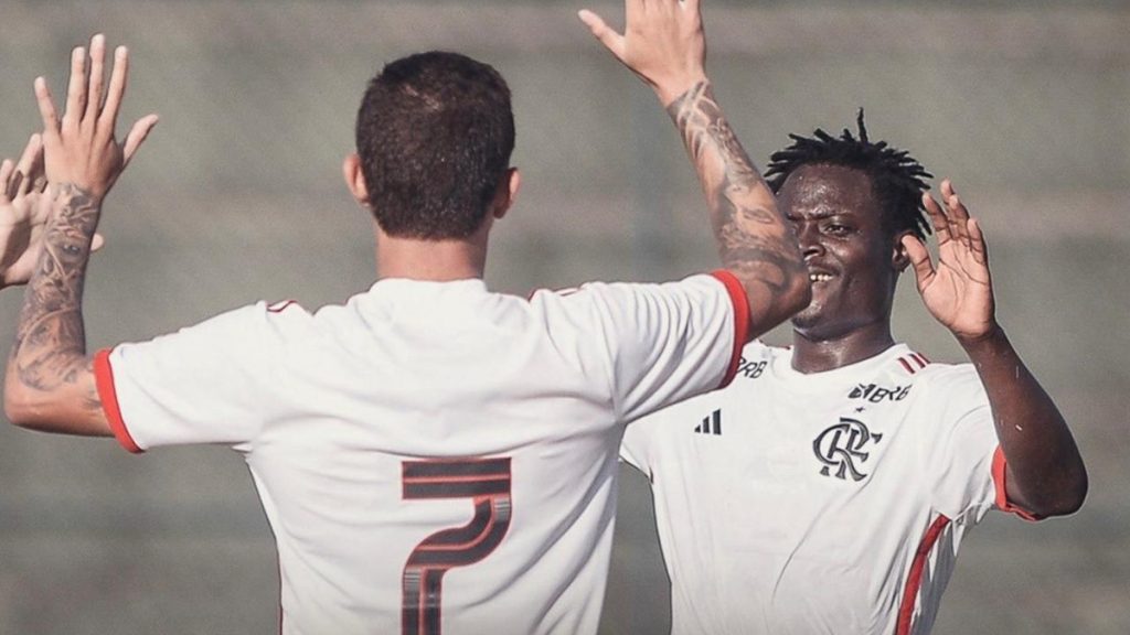 Shola marca 2 gols, e Filipe Luís conquista 1ª vitória pelo Flamengo no Brasileirão Sub-20