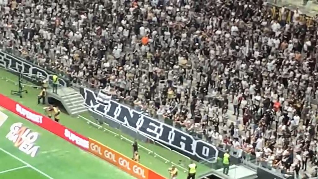 Torcida do Atlético-MG entoa gritos homofóbicos em jogo com Flamengo, pelo Brasileirão