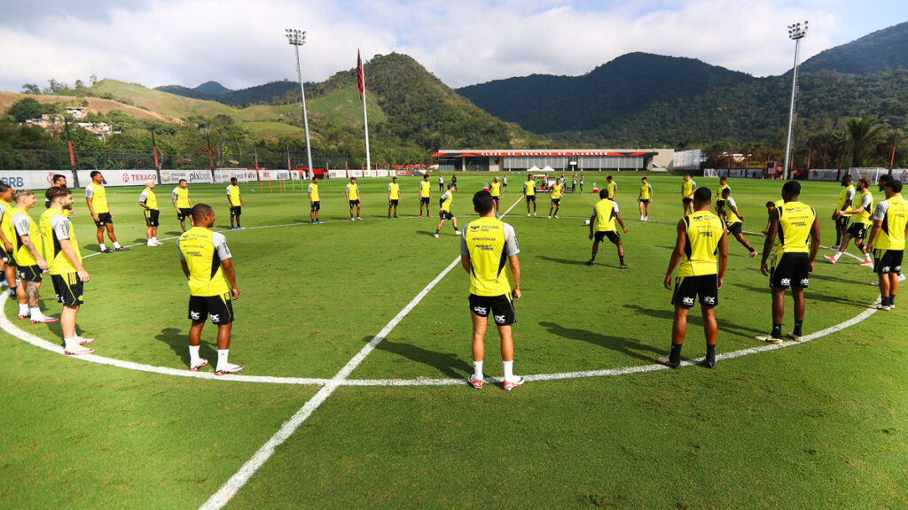 Tite define time titular do Flamengo para jogo contra o Bragantino neste sábado