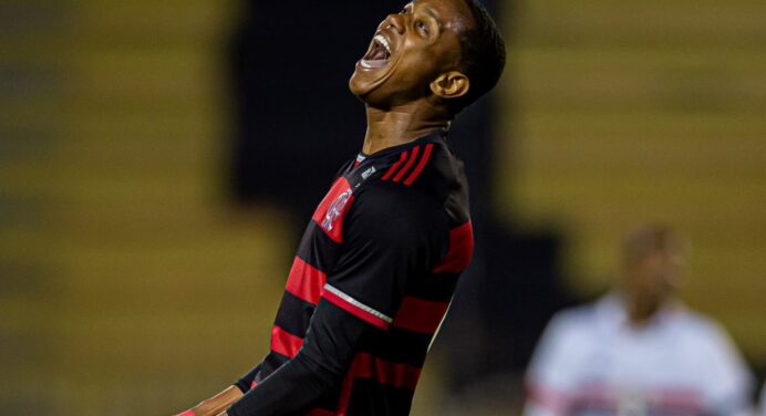 Joia brilha, Flamengo vence São Paulo e emplaca 3º triunfo consecutivo com Filipe Luís no Brasileirão Sub-20