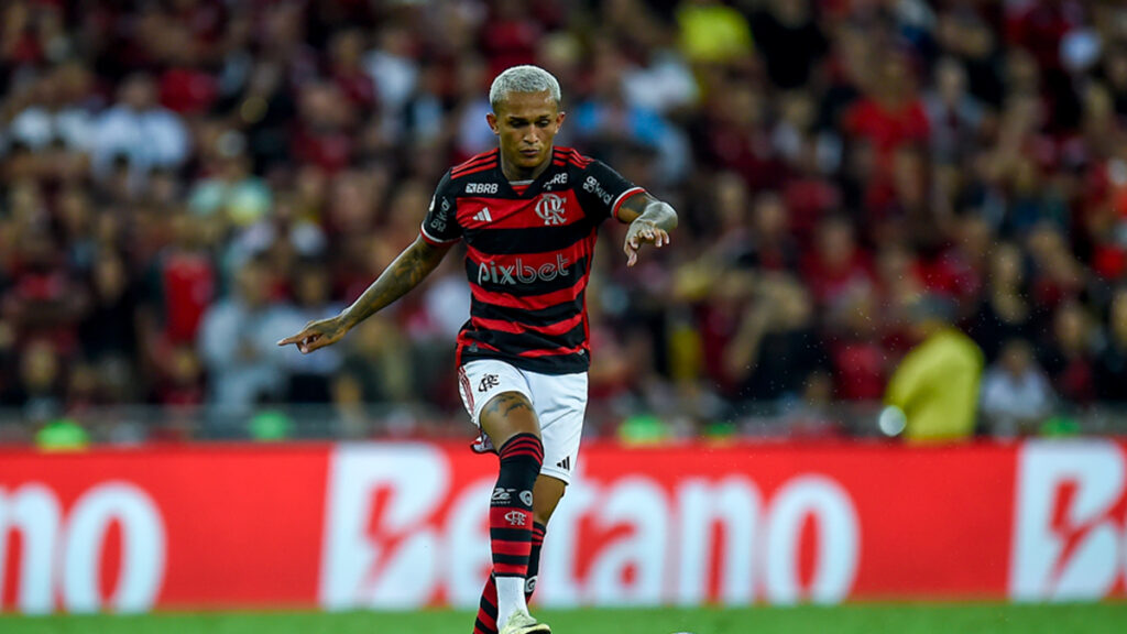 Com multa bilionária, Wesley renova com o Flamengo até 2028