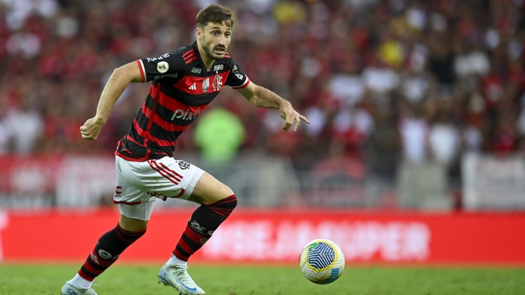 Desfalque confirmado: Viña precisará de cirurgia no joelho e está fora de jogos do Flamengo na Libertadores