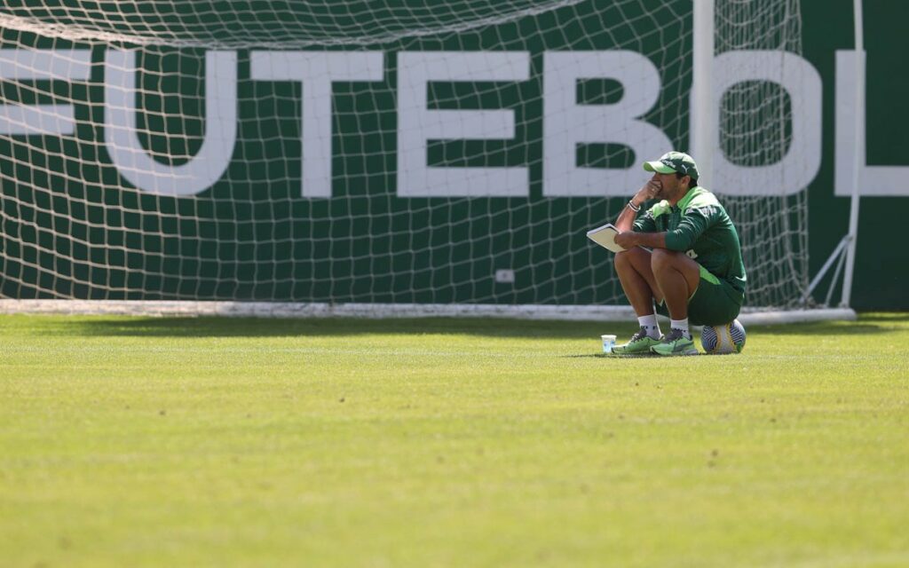 Palmeiras ganha reforço na zaga e busca recuperação de Estêvão para jogo contra o Flamengo