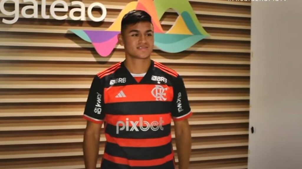 Flamengo define número da camisa de Carlos Alcaraz