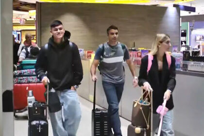 Carlos Alcaraz desembarca no Aeroporto Internacional do Galeão, no Rio de Janeiro