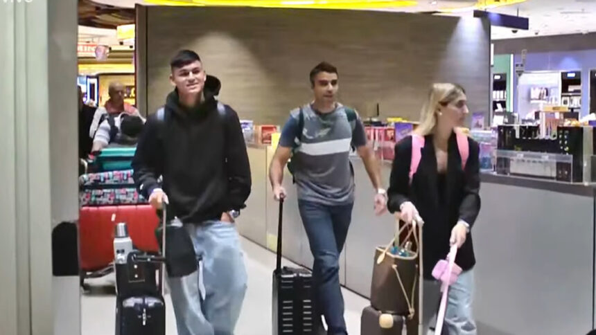 Carlos Alcaraz desembarca no Aeroporto Internacional do Galeão, no Rio de Janeiro