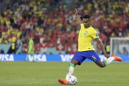 Alex Sandro, provável reforço do Flamengo, em ação pela Seleção Brasileira