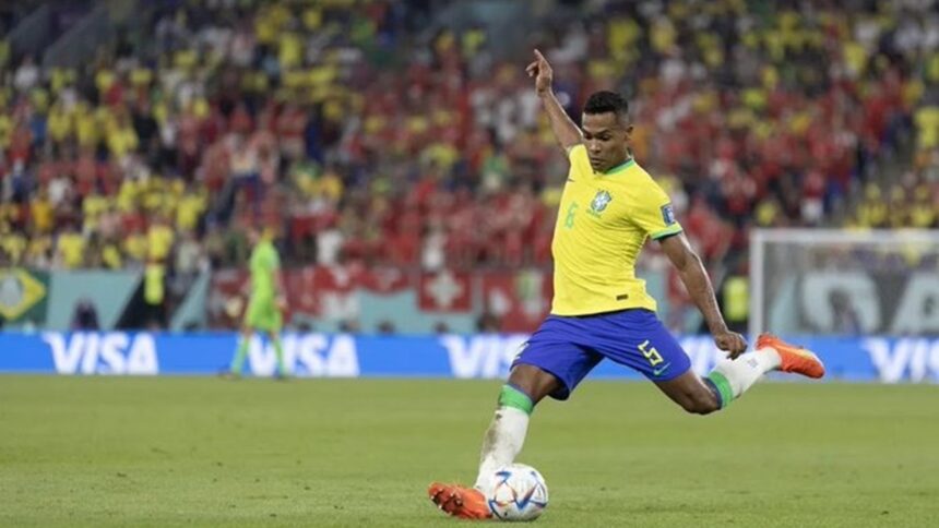 Alex Sandro, provável reforço do Flamengo, em ação pela Seleção Brasileira