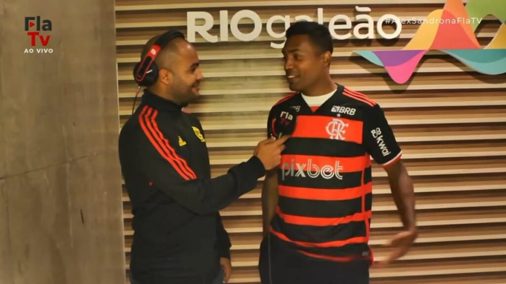 Alex Sandro chega ao Rio de Janeiro