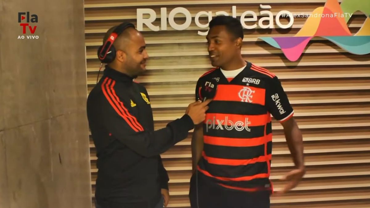 Alex Sandro chega ao Rio de Janeiro