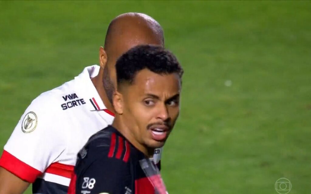 “Marca ninguém”: Allan é alvo de críticas de torcedores em jogo do Flamengo contra o São Paulo