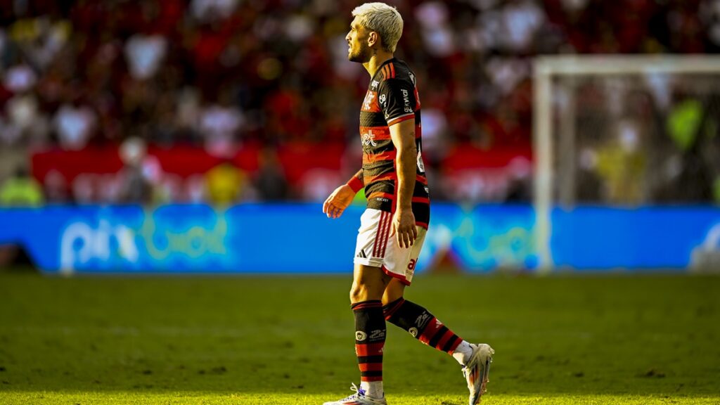 Arrascaeta manda recado à torcida do Flamengo após lesão contra o Botafogo