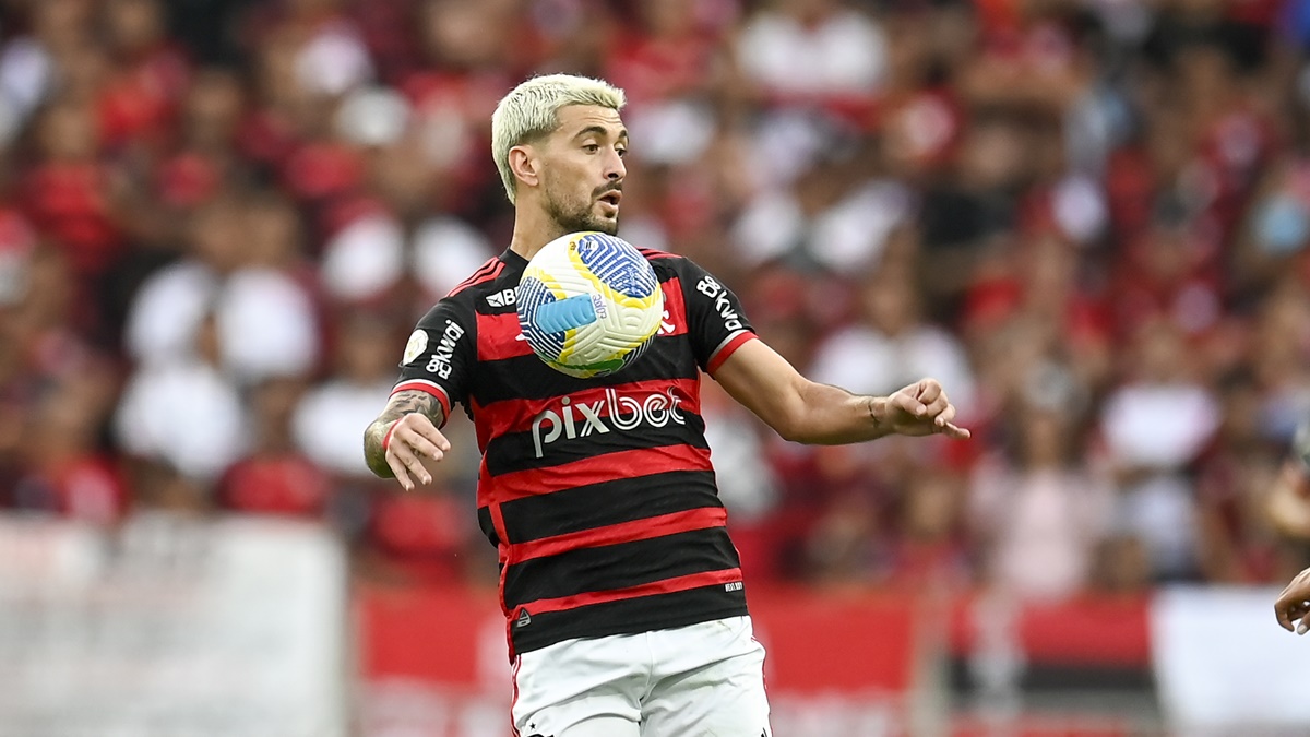 Arrascaeta em ação pelo Flamengo no Maracanã