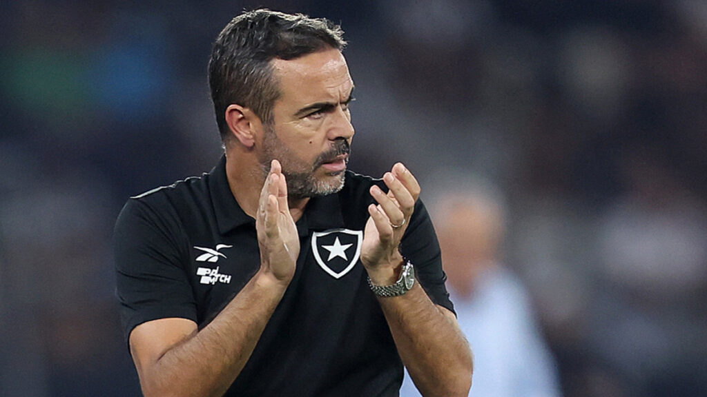 Técnico do Botafogo analisa vitória contra o Flamengo e lamenta quantidade de gols perdidos