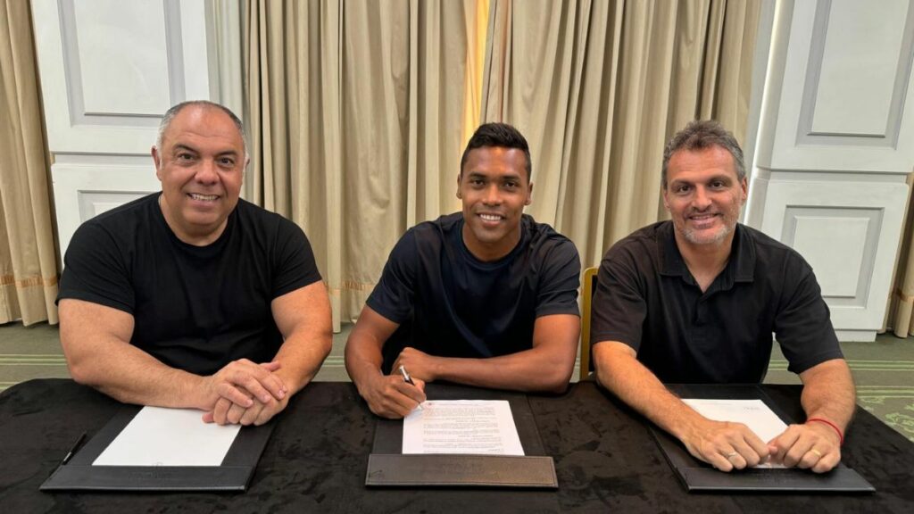 Alex Sandro assina contrato com Flamengo