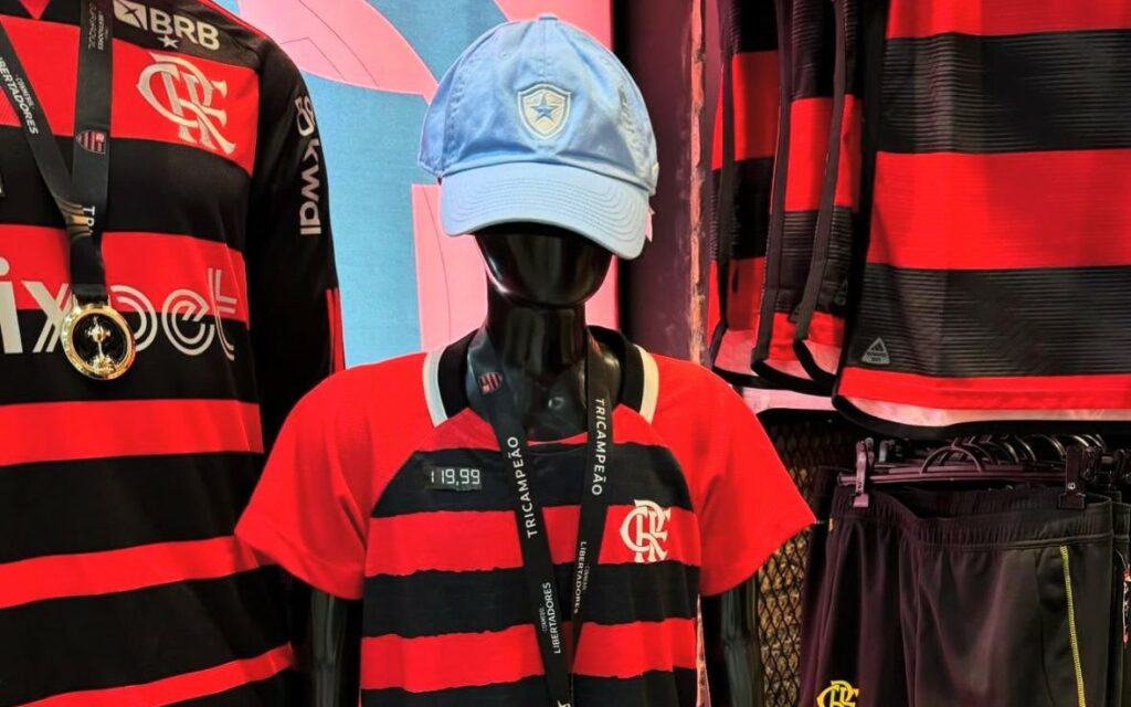 Quer atenção: dono do Botafogo publica foto de camisa do Flamengo e faz piada em rede social