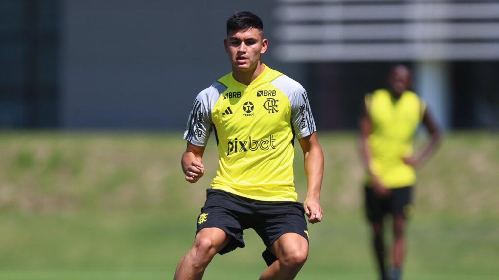 Carlos Alcaraz treina com elenco e fica à disposição de Tite para jogo do Flamengo contra o Corinthians