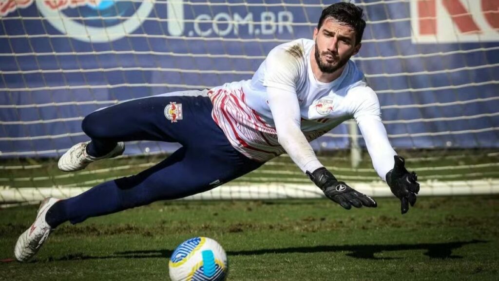 ‘Neuer’ contra o Fla, goleiro do Bragantino se recupera de lesão e deve voltar à equipe; torcedores se desesperam