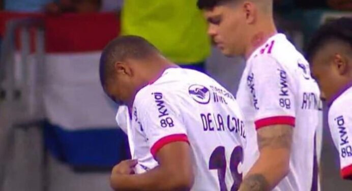 De La Cruz chora durante homenagem a Juan Izquierdo em jogo do Flamengo