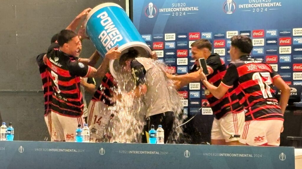 Jogadores do Flamengo invadem coletiva e dão banho em Filipe Luís após título do Mundial Sub-20