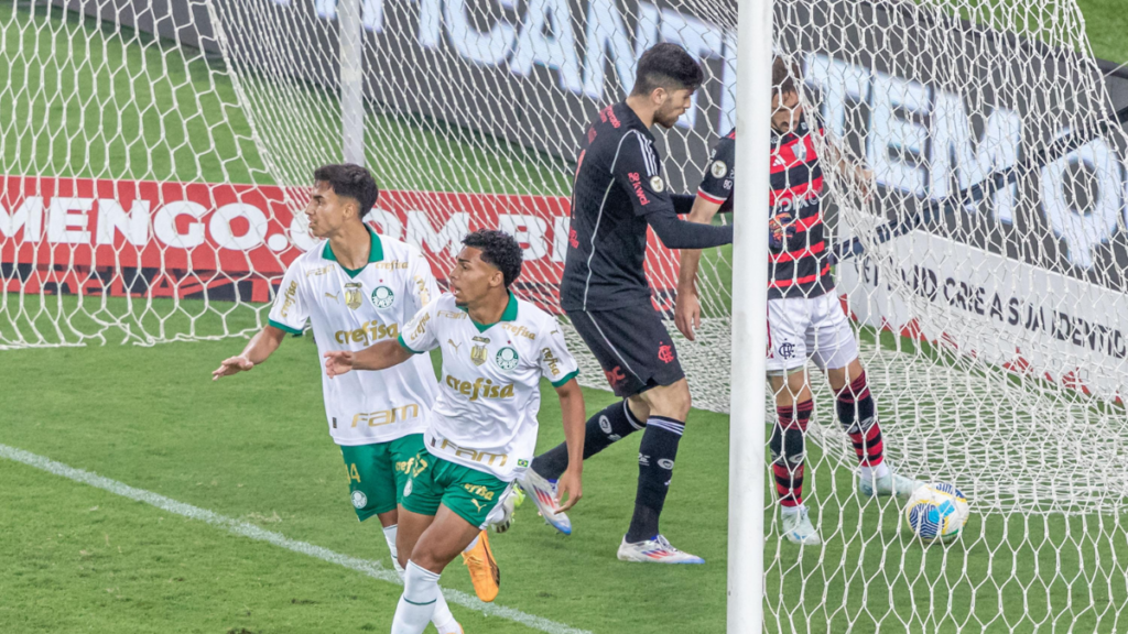 Flamengo leva gol de bola aérea