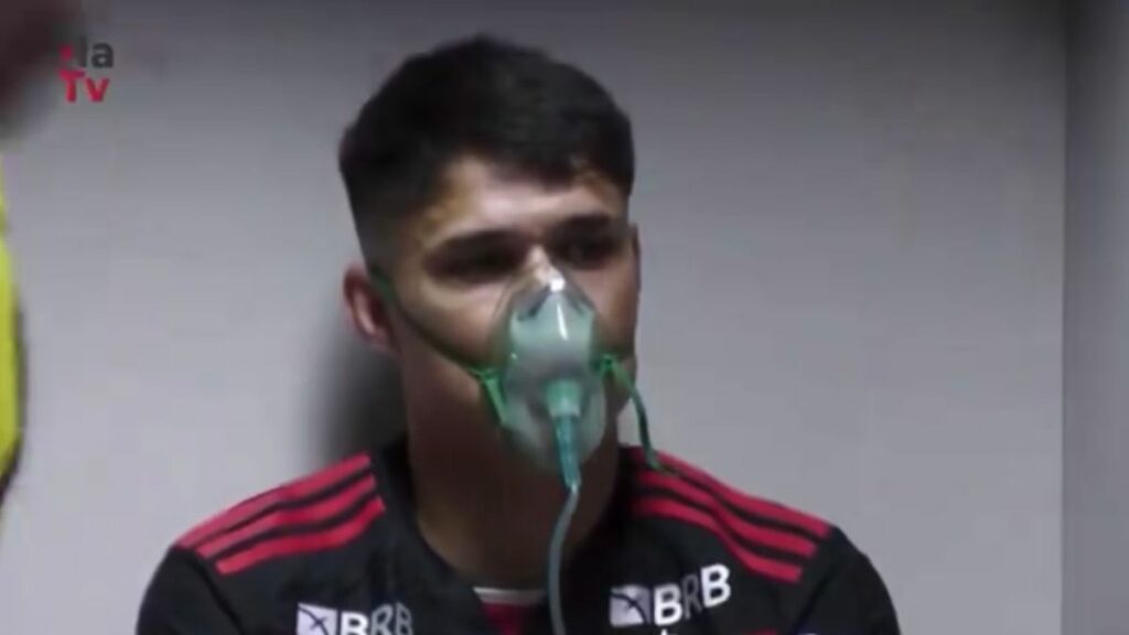 Bastidores mostram jogadores do Flamengo usando cilindro de oxigênio em jogo da Libertadores na altitude; veja vídeo